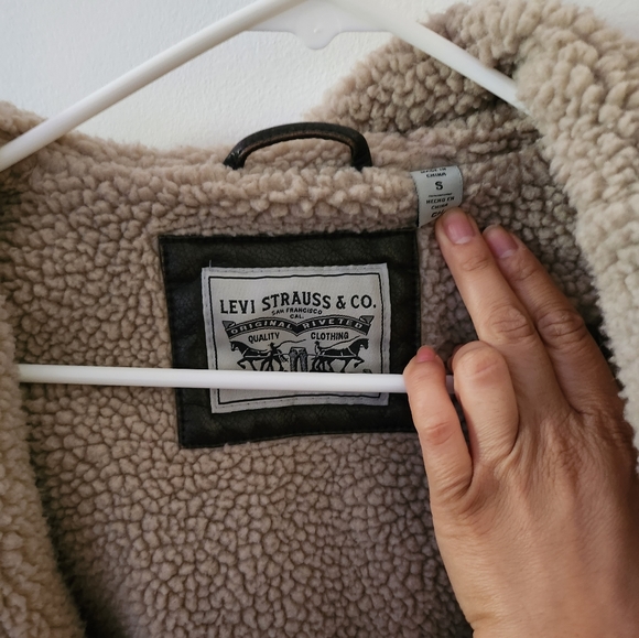 Levi's Women's Asymmetrical Sherpa Lined Faux Leather Jacket with Hood - EUC - Picture 7 of 9